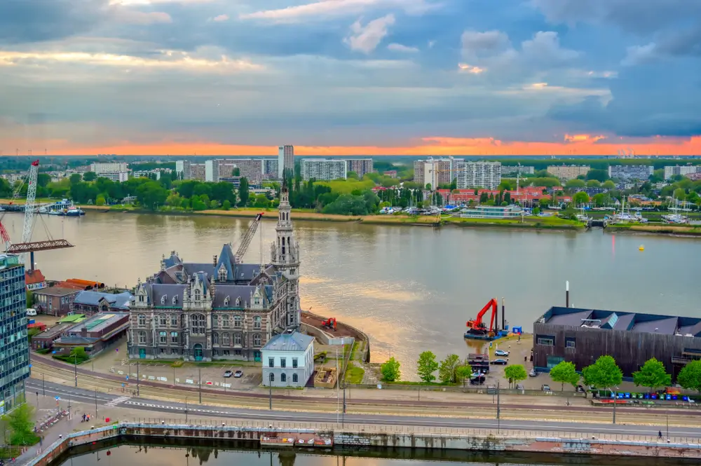 Vue aérienne des quais du port d'Anvers bordant l'Escaut, lieu de surveillance et de contrôle pour la douane belge.