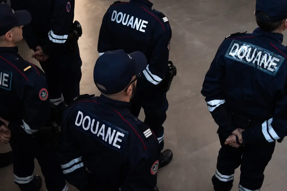 Recrues de la douane belge en uniforme lors d'une séance de formation pour leur futur métier au SPF Finances.