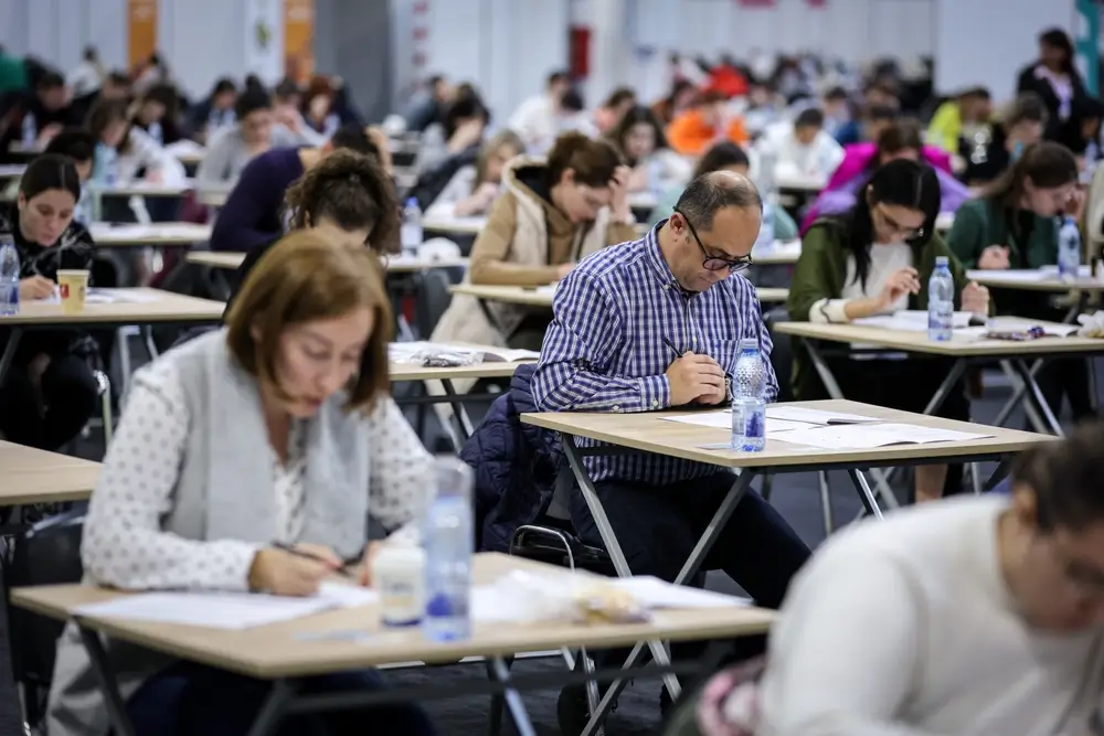 Candidats concentrés lors d'un examen de sélection pour un recrutement au sein du SPF Finances.