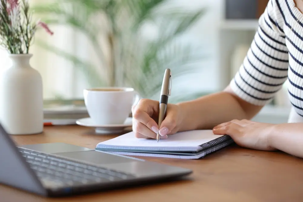 Étude à domicile avec un ordinateur et un cahier pour s'entraîner aux tests de jugement situationnel.