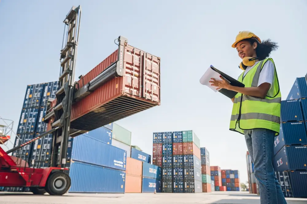 Agente inspectant le fret dans un terminal de conteneurs cargo lors d'un contrôle douanier portuaire.