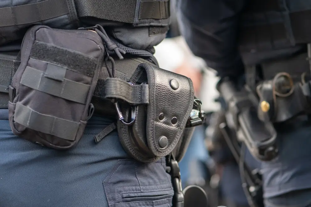 Ceinturon policier avec équipement de patrouille complet, incluant étui d'arme et pochette tactique pour agent de terrain.