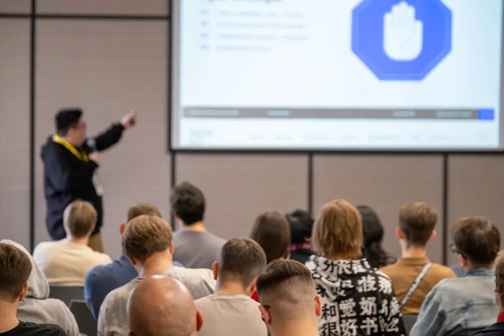 Groupe de recrues suivant une formation en salle de classe lors d’une session de recrutement professionnel.